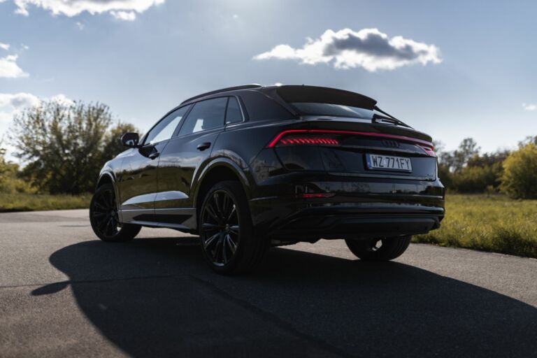 Audi Q8 Brazowe Linia