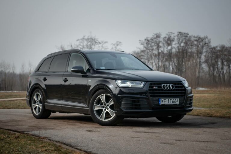Audi SQ7 night black linia