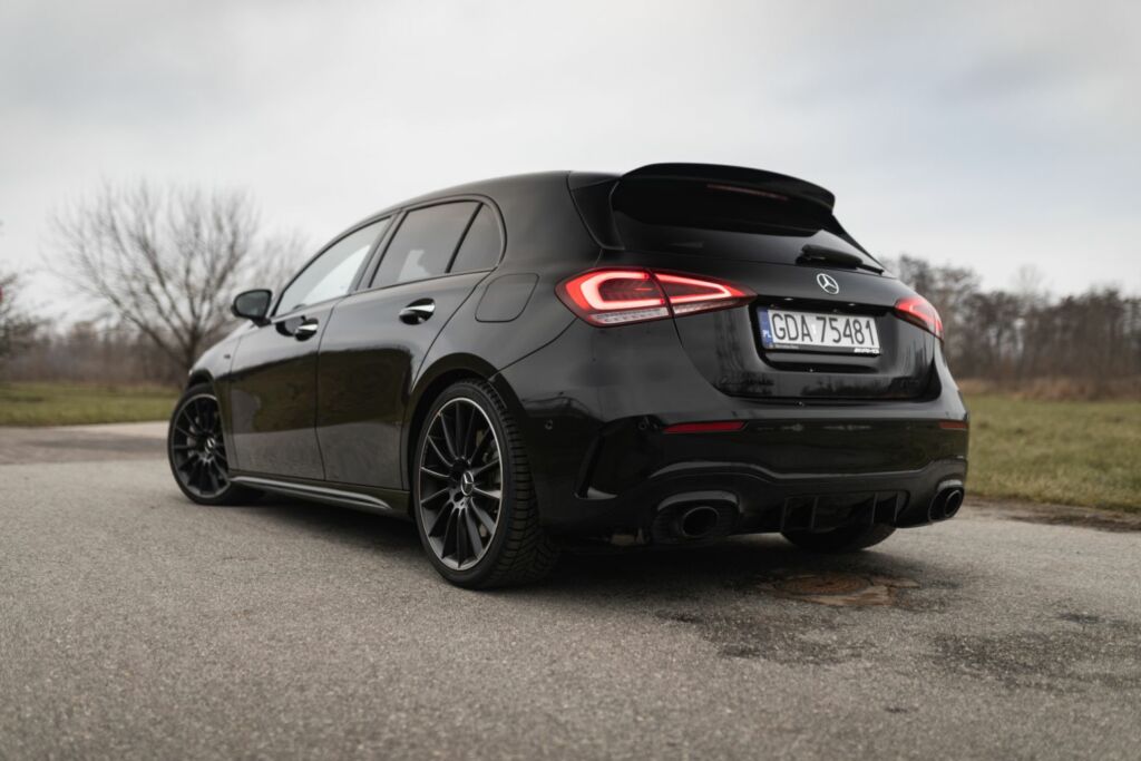 Mercedes AMG A35 czarny linia