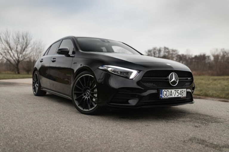 Mercedes AMG A35 czarny sylwetka