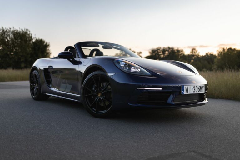 Porsche Boxster Gentian Blue Sylwetka Otwarty Dach