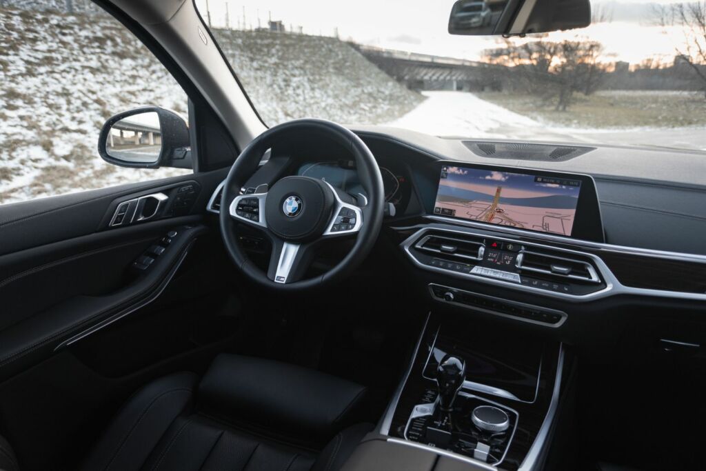 BMW X7 40i widok kierowcy