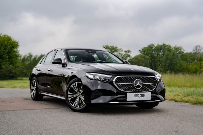 Mercedes-Benz E220d 4MATIC – sylwetka samochodu – ujęcie 1