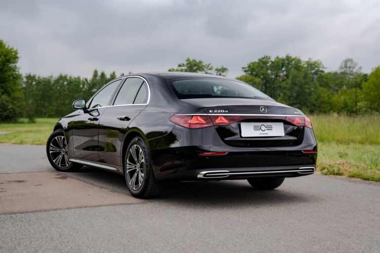 Mercedes-Benz E220d 4MATIC – sylwetka z tyłu