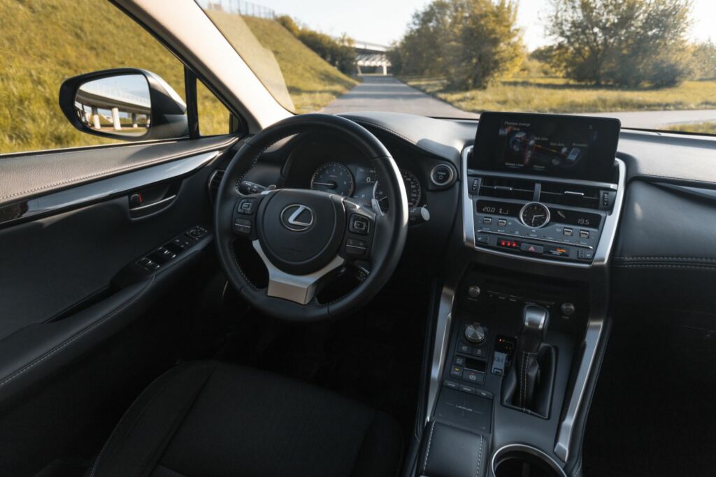 Lexus NX 300h widok kierowcy