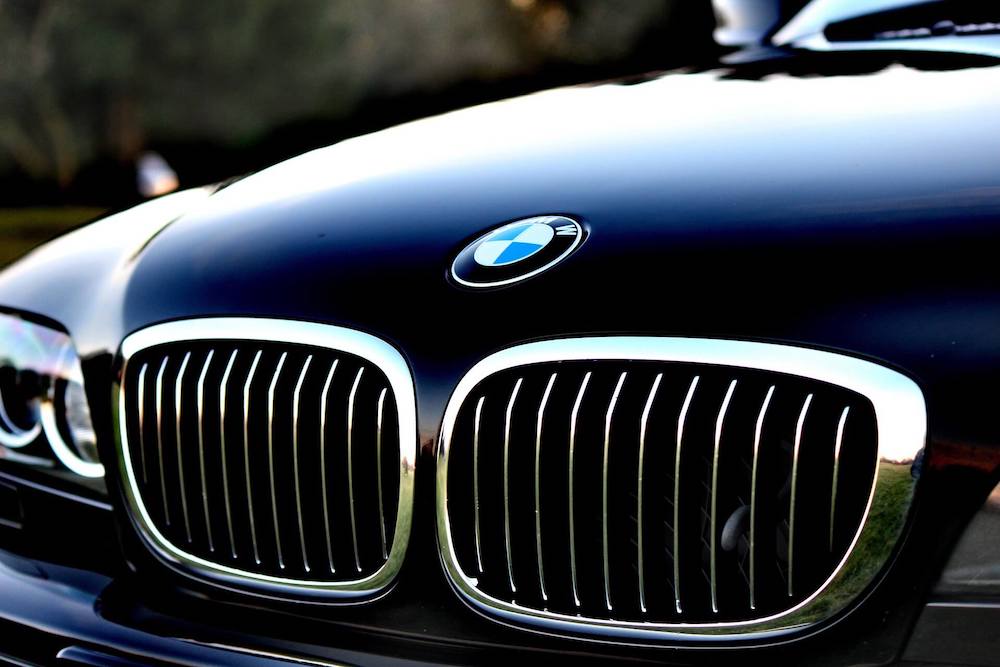 logo BMW na masce samochodu