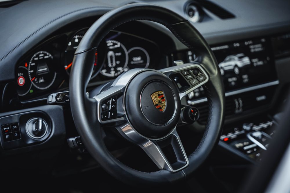 Bogate i eleganckie wnętrze samochodu Porsche Cayenne Coupé