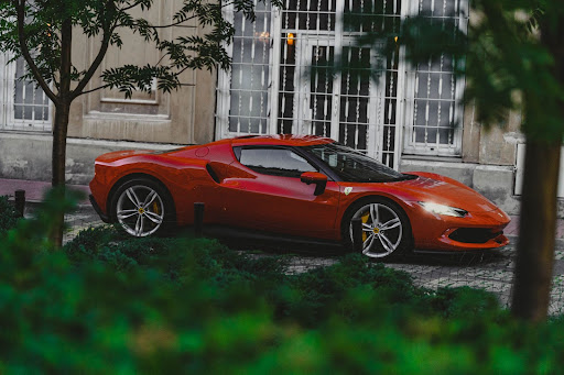 Bok Ferrari 296 GTB i karbonowe felgi