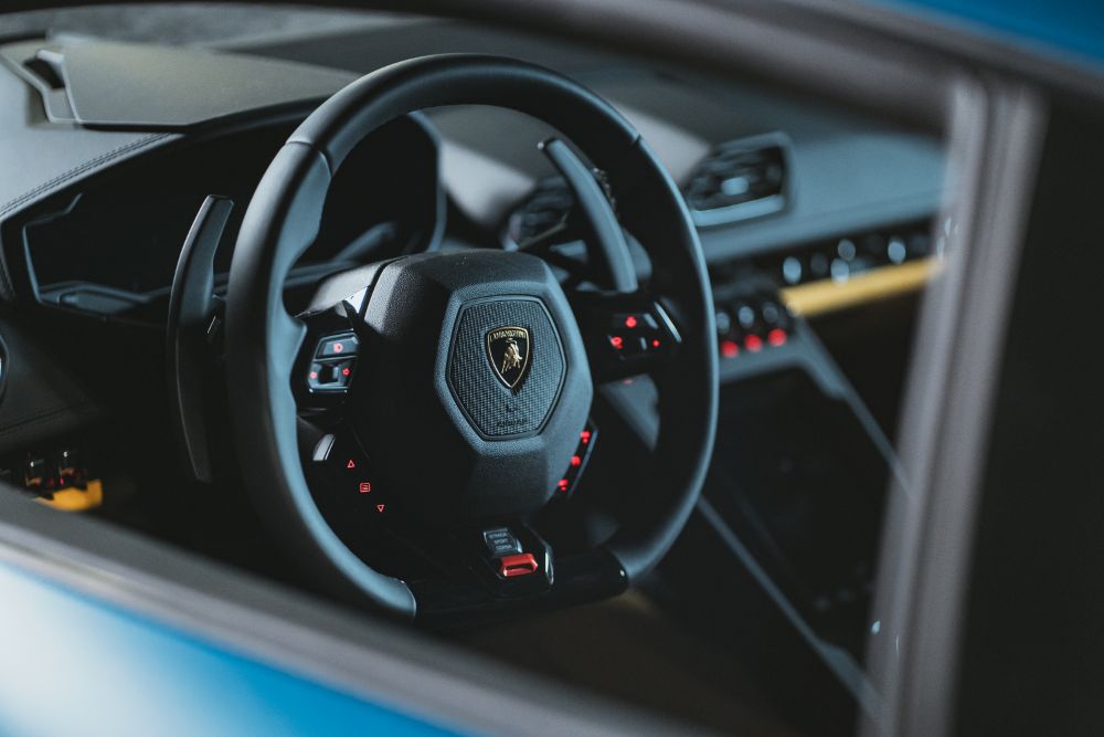 Lamborghini model Huracan EVO wnętrze - Lamborghini Dynamic Steering i trzy tryby jazdy do jazdy w każdych warunkach