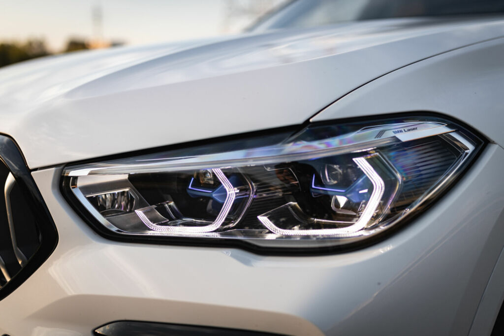 X6 M50d 34 lampa przod