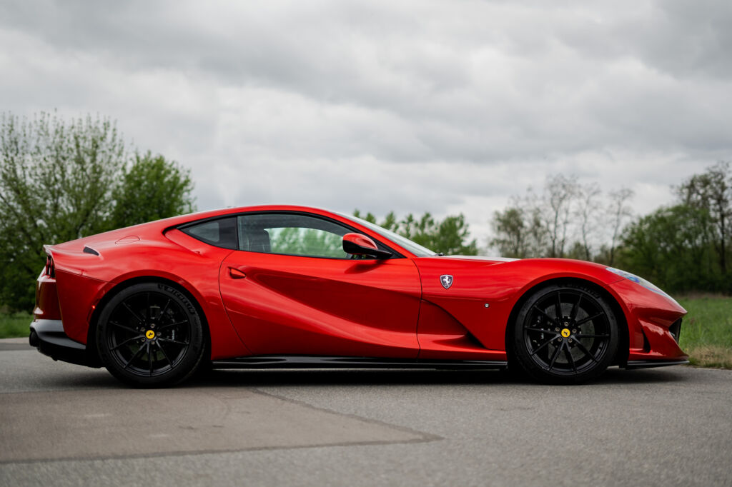 Ferrari 812 SUPERFAST bok