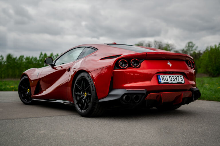 Ferrari 812 SUPERFAST linia