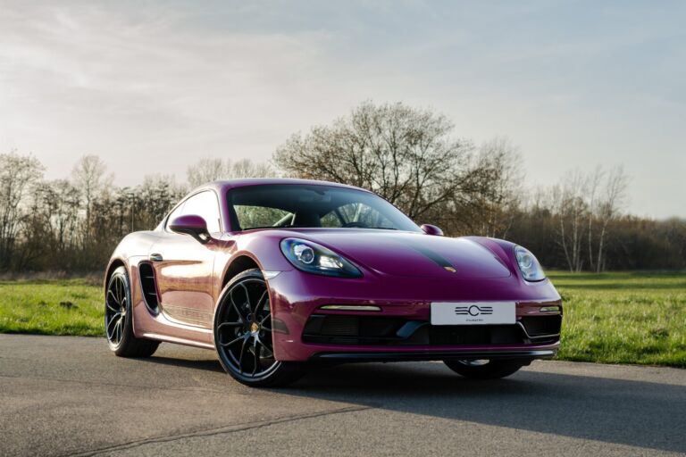 Porsche 718 Cayman Ruby Star – sylwetka samochodu – ujęcie 1