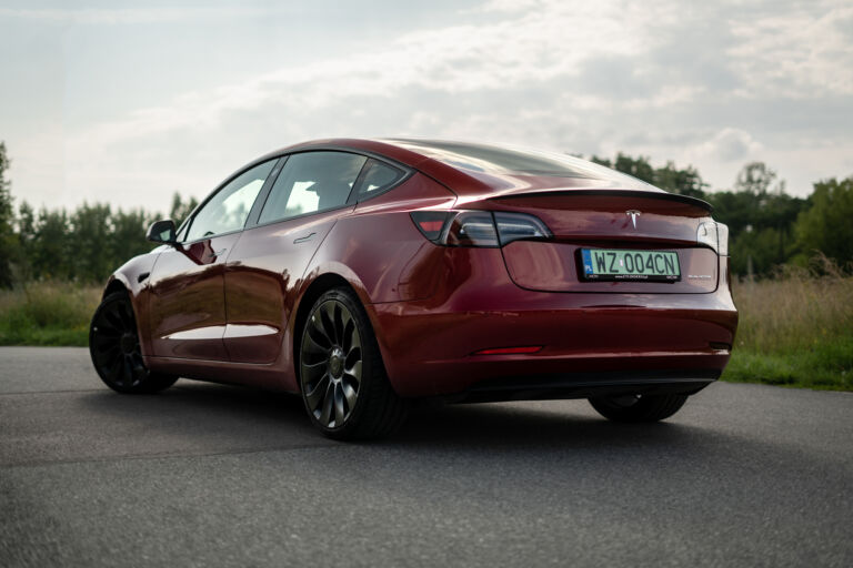 TESLA model 3 linia