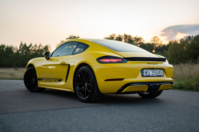 Porsche 718 Cayman Racing Yellow linia