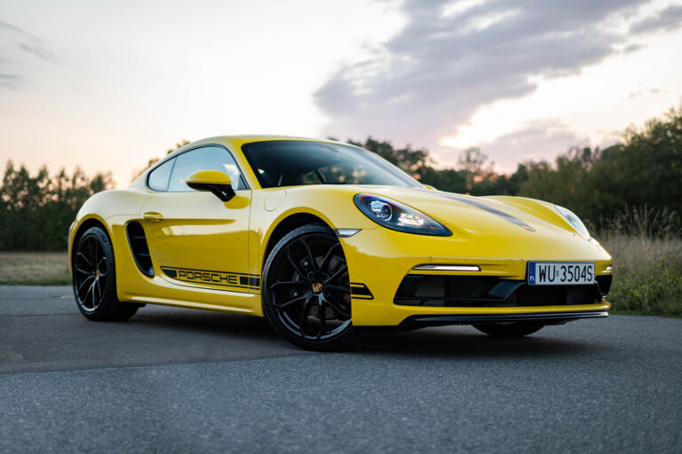Porsche 718 Cayman Racing Yellow sylwetka