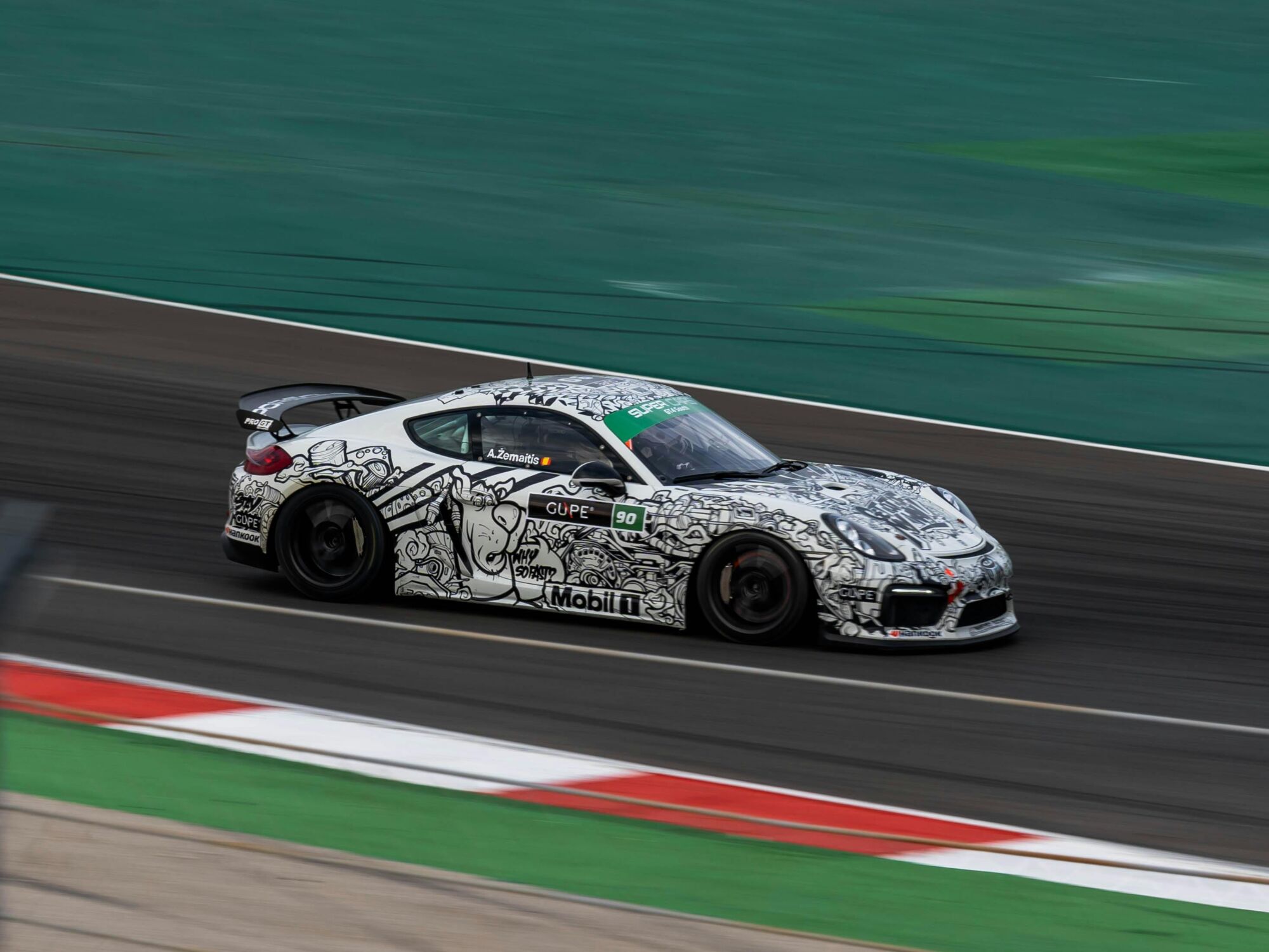 Nürburgring – tor, który tworzy legendy. Kto naprawdę rządzi rekordami Zielonego Piekła?