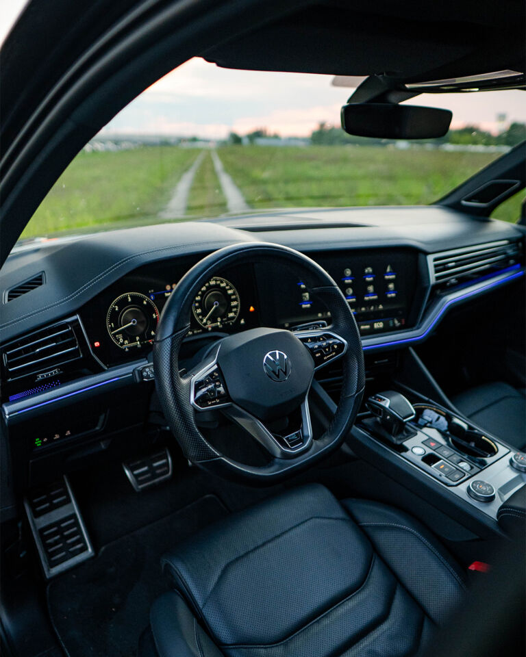 Touareg (szczególnie nowsze generacje) dzieli platformę MLB Evo m.in. z Porsche Cayenne, Audi Q7, a nawet Bentleyem Bentayga. To znaczy, że technologicznie jest znacznie bliżej premium, niż wielu kierowców się spodziewa.____________📞 531 002 001📩 kontakt@cylindersi.pl💬 DM📌 Towarowa 33, 00-869 Warszawa📌 Katowicka 118, 41-500 Chorzów#cylindersi #cylindersikatowice #warszawa #katowice #cars #samochod #auto #volkswagentouareg #volkswagentuareg #suv #volkswagen #tuareg
