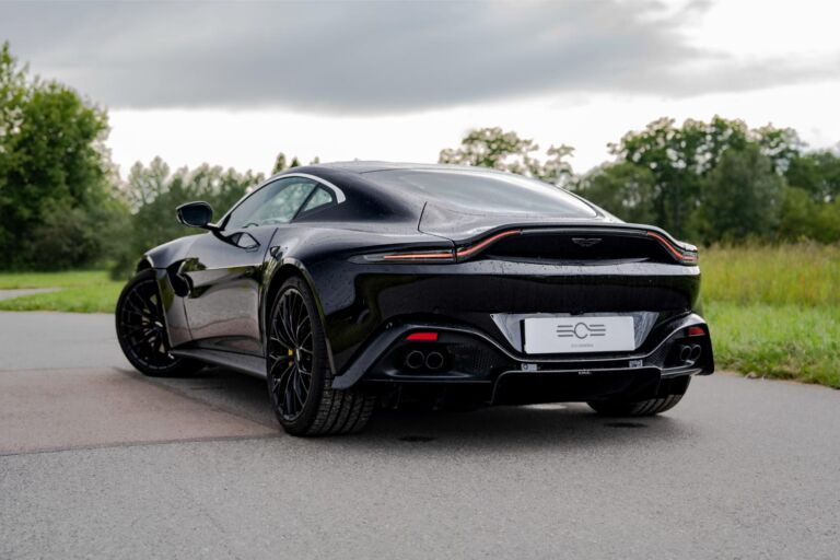Aston Martin Vantage Jet Black – sylwetka samochodu