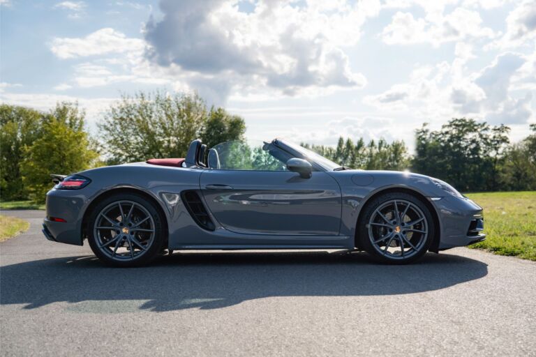 Porsche 718 Boxster Arctic Grey – widok z boku