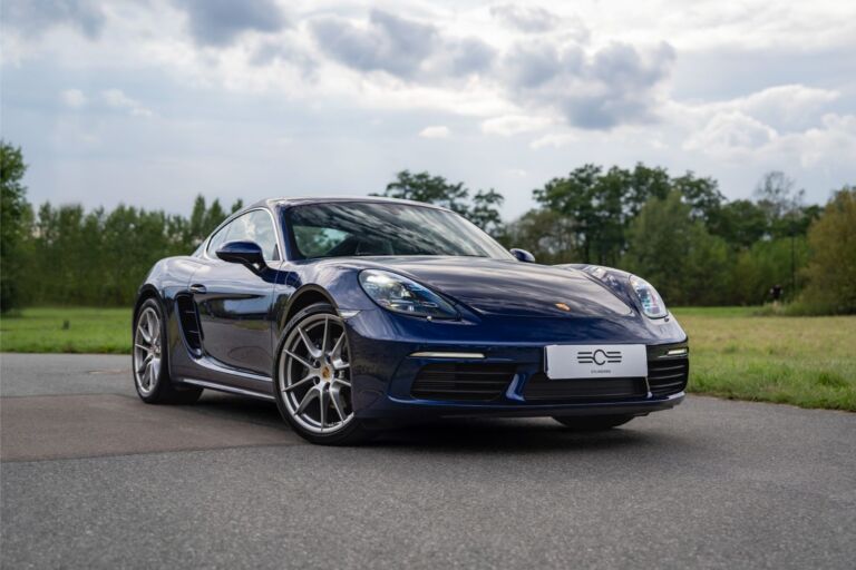 Porsche 718 Cayman Gentian Blue Metallic – sylwetka z przodu