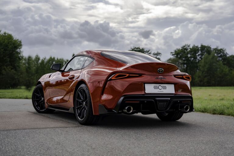 Toyota Supra 3.0 – sylwetka z tyłu