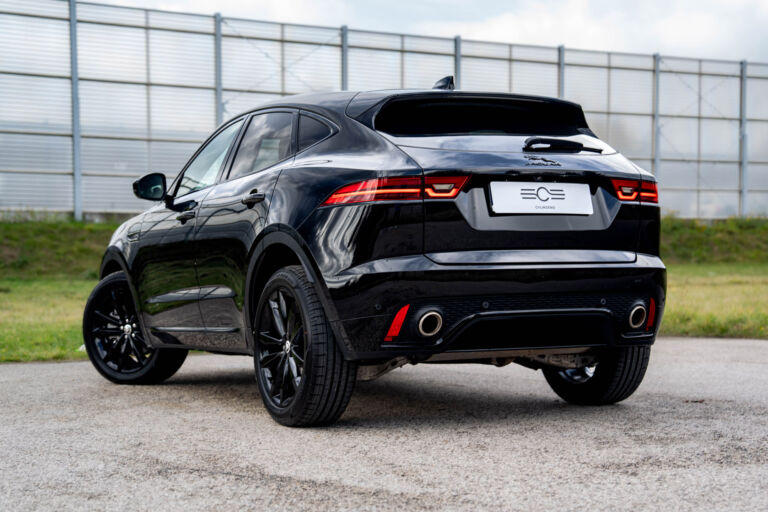 Jaguar E-Pace P250 R-Dynamic – widok z tyłu