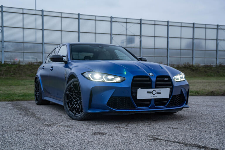 BMW M3 Competition xDrive Portimao Blue – widok z przodu – ujęcie 1