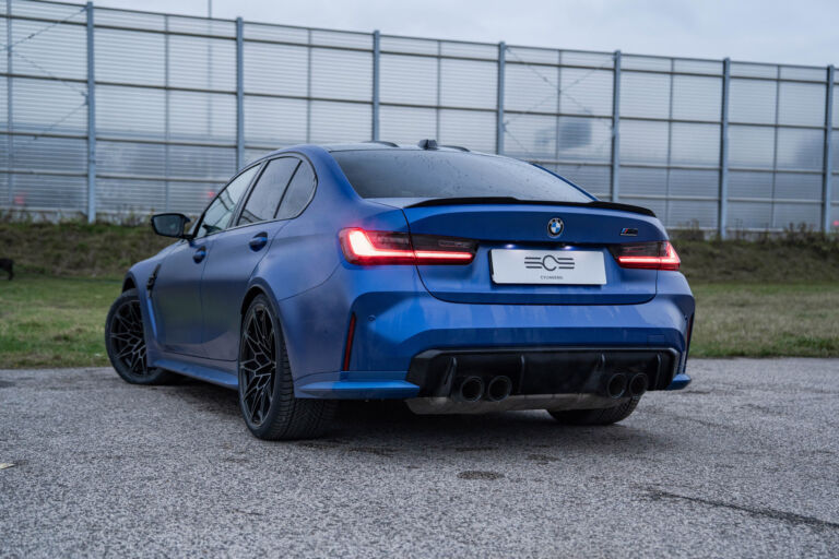 BMW M3 Competition xDrive Portimao Blue – widok z tyłu