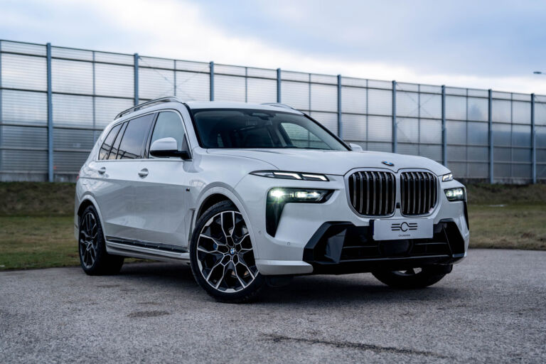 BMW X7 40d xDrive – sylwetka z przodu