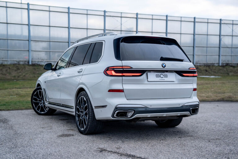 BMW X7 40d xDrive – sylwetka z tyłu