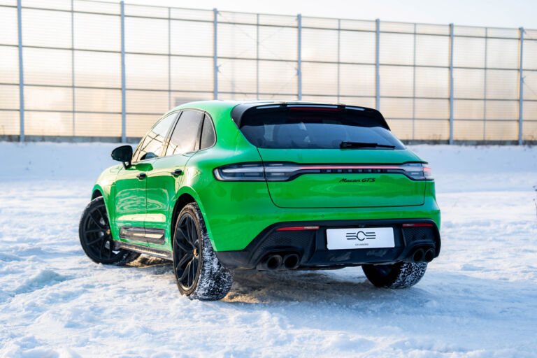 Porsche Macan GTS Python Green – sylwetka z tyłu