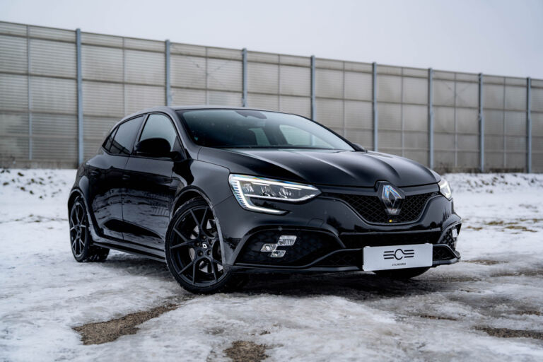 Renault Megane R.S. Ultimate – sylwetka z przodu – ujęcie 1