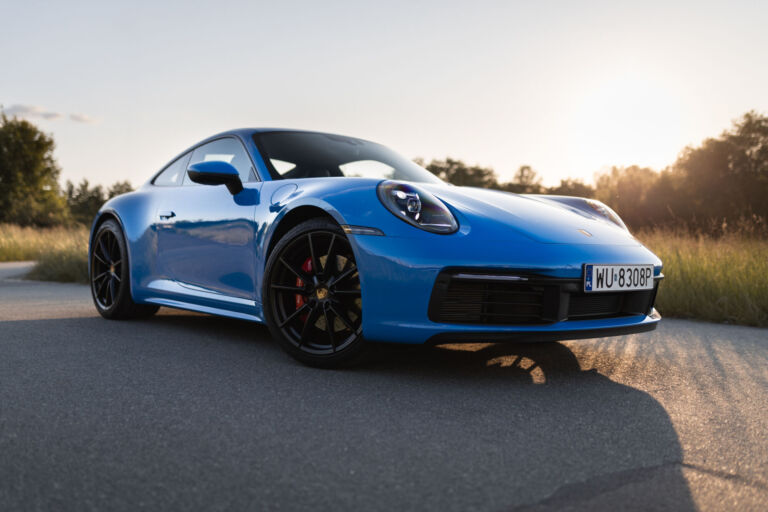 Porsche 911 Carrera S (992.1) – sylwetka z przodu – ujęcie 2