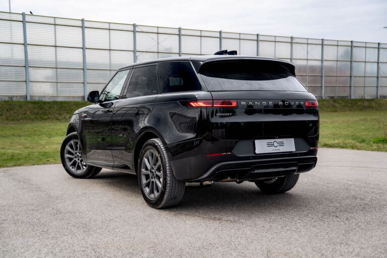 Land Rover Range Rover Sport D250 – sylwetka z tyłu