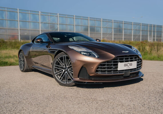Aston Martin DB12 – sylwetka z przodu – ujęcie 1