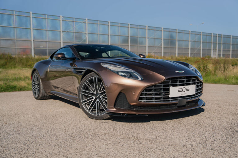 Aston Martin DB12 – sylwetka z przodu – ujęcie 1