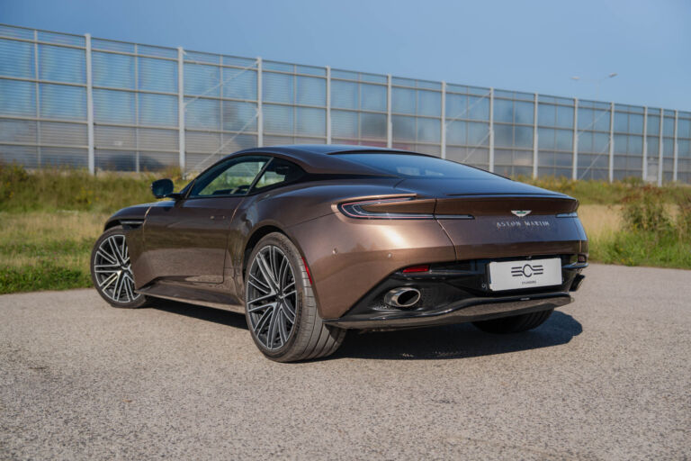 Aston Martin DB12 – sylwetka z tyłu