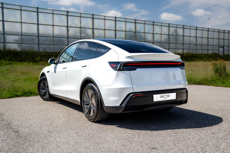 Tesla Model Y Juniper – sylwetka z tyłu
