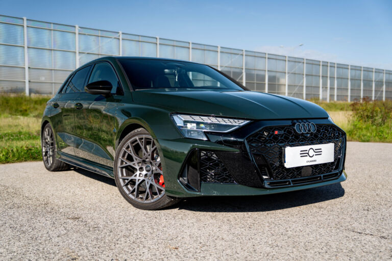 Audi RS3 Sportback Oak Green – sylwetka z przodu