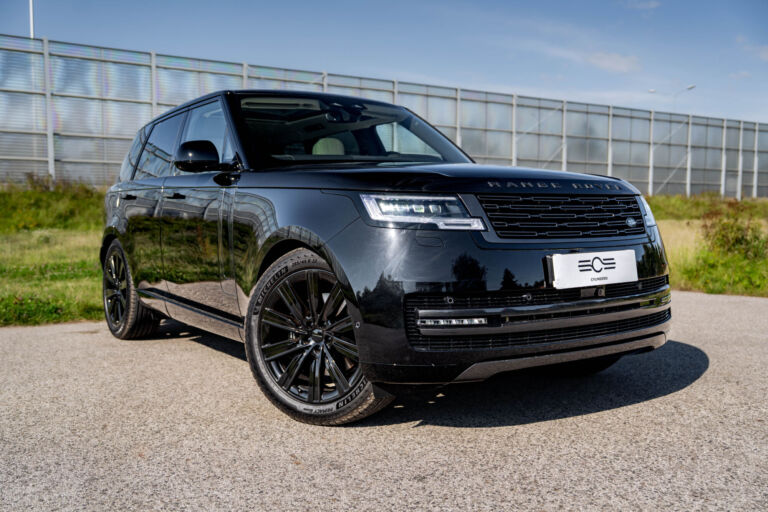 Land Rover Range Rover D300 Black – sylwetka z przodu