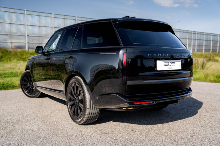 Land Rover Range Rover D300 Black – sylwetka z tyłu