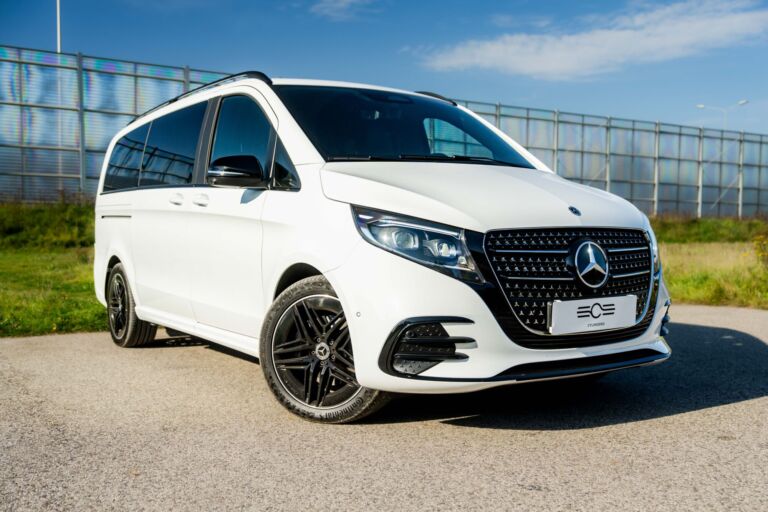 Mercedes-Benz V 300d 4MATIC – sylwetka z przodu