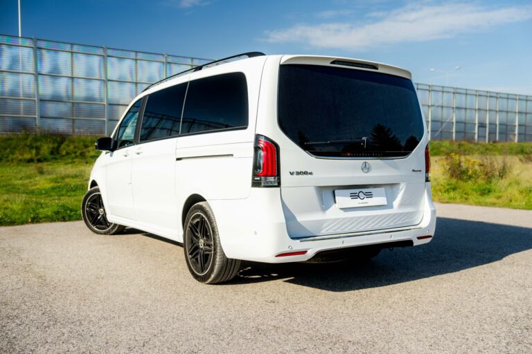 Mercedes-Benz V 300d 4MATIC – sylwetka z tyłu